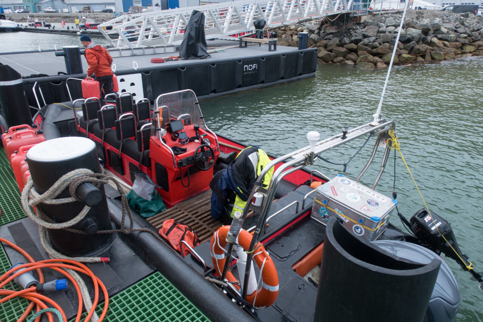 Das Bild zeigt das Boot, mit dem wir nach Pyramiden fahren. Hinten steht der Fahrer, der mit einer niedrigen Windschutzscheibe halbwegs geschützt ist. Vorne sitzen bis zu acht Personen rittlings auf Bänken.